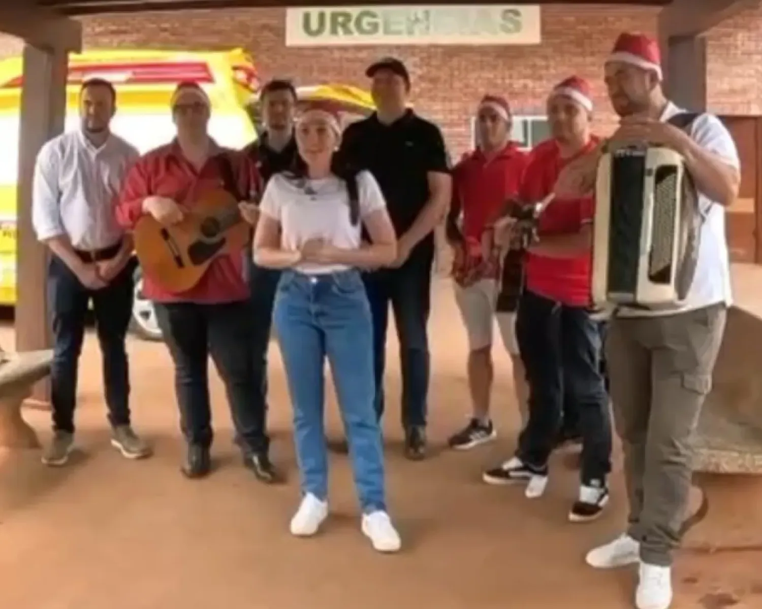 Los Divinos llevan alegría a hospitales y rinden emotivo tributo a Rigoberto Arévalos