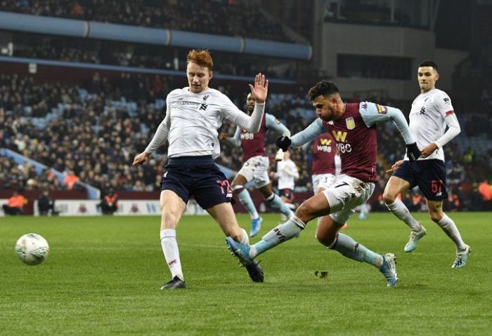 Aston Villa abusa de un Liverpool plagado de juveniles