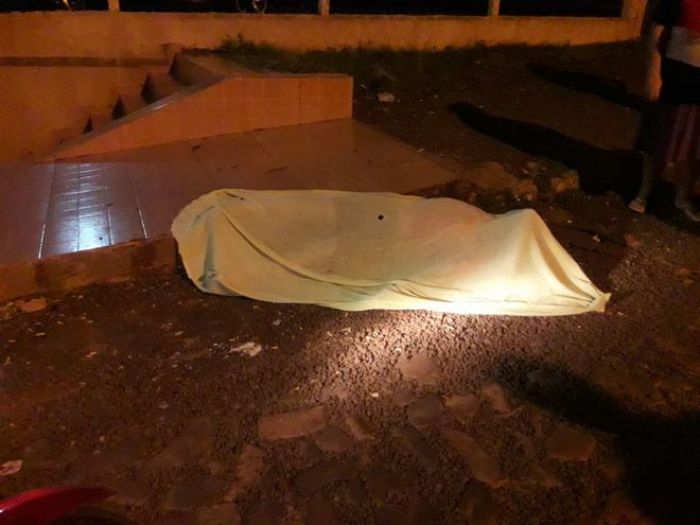 Desconocido mata a un hombre y hiere a otro