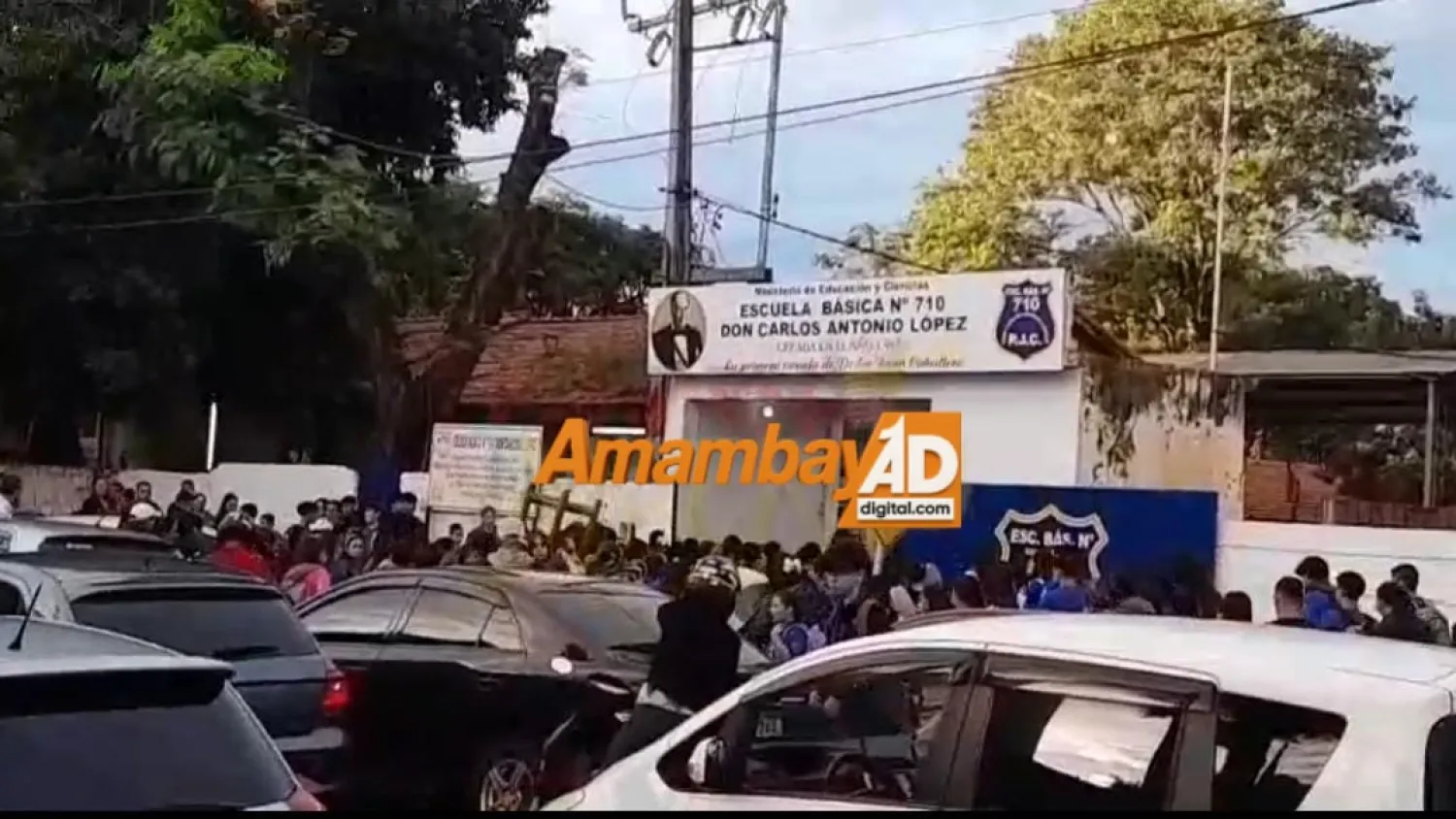 Peña instó a estudiantes a soñar, pero las clases iniciaron en penosas condiciones