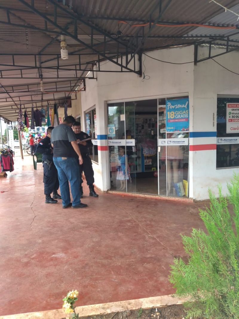 Cámara de seguridad capta el momento en que un delincuente ingresa a un local comercial