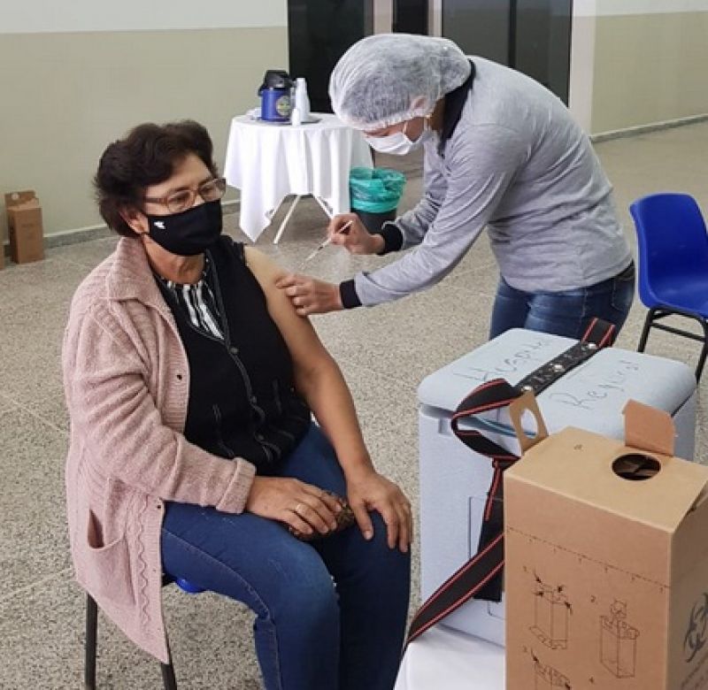 Adultos mayores preocupados ante el anuncio de falta de vacunas