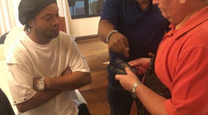 El ídolo preso: "Ronaldinho durmió en una camita y rechazó cocido con galleta"
