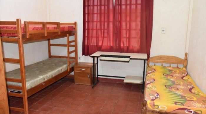 Aislados temen contagiarse en albergue tras casos positivos de viajeros