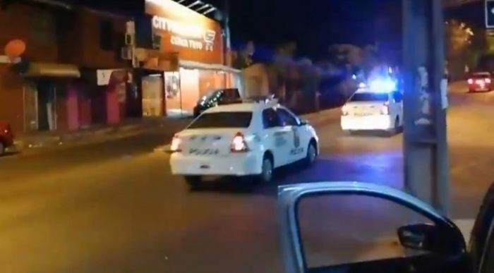 "Favor, todos a su domicilio", ordena la Policía en sus recorridos