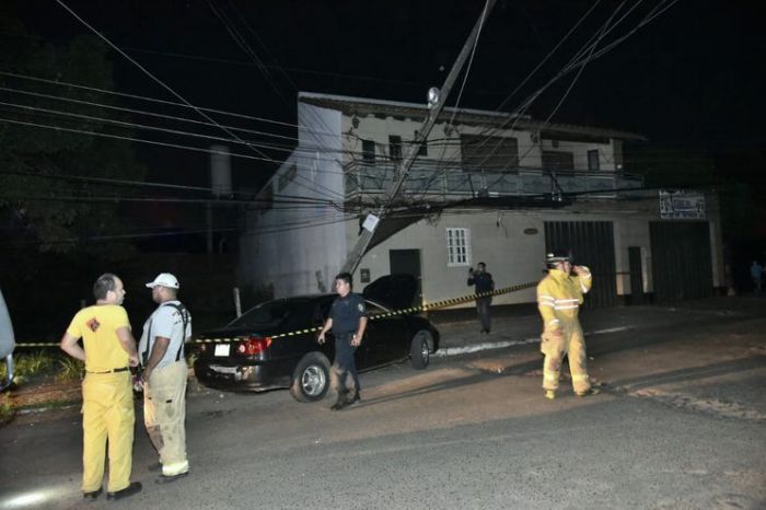 Tras piruetas, chocaron contra columna y dejaron sin luz parte de Fernando