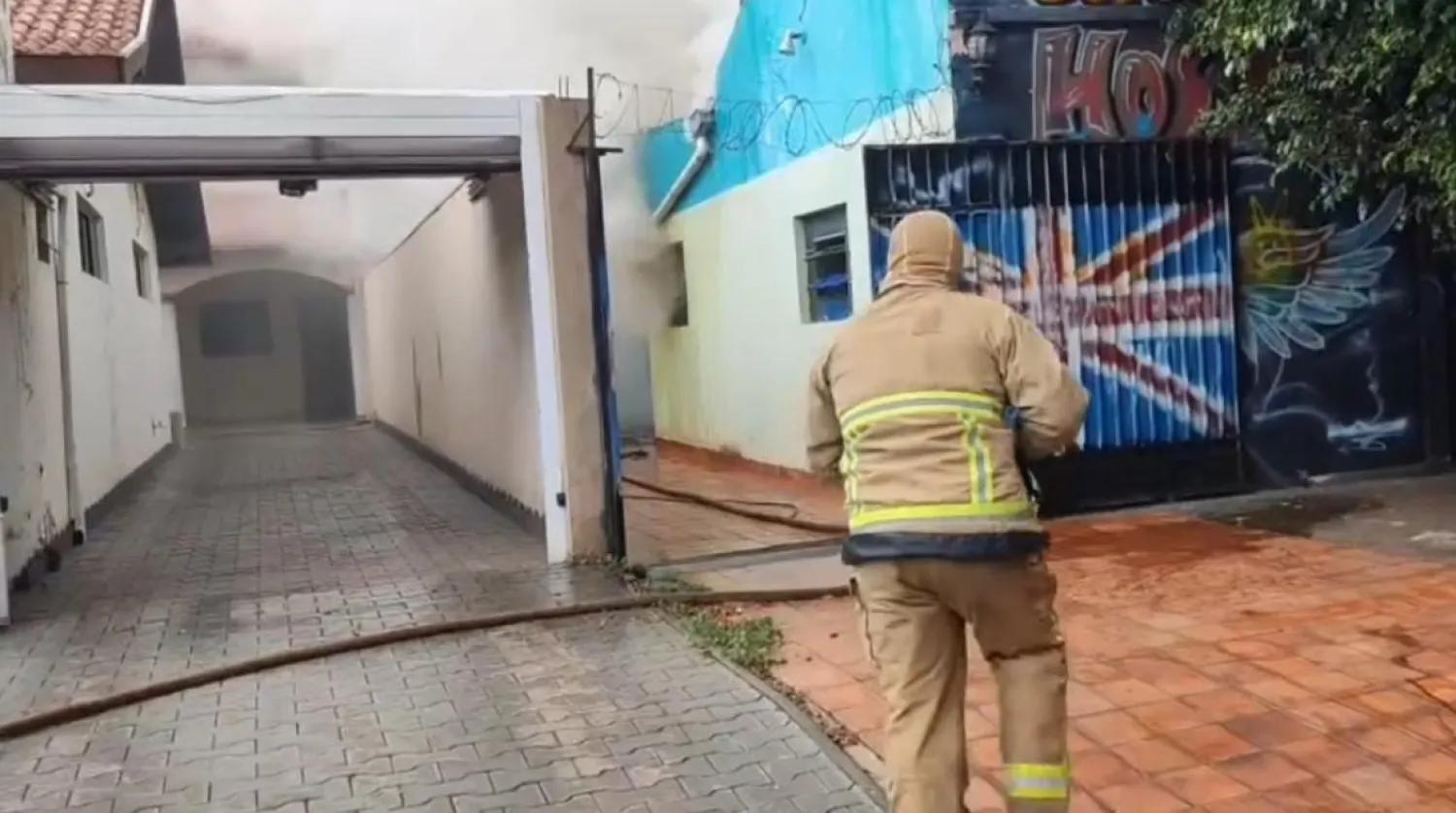 Voraz incendio consume parte de un inquilinato en el barrio General Díaz