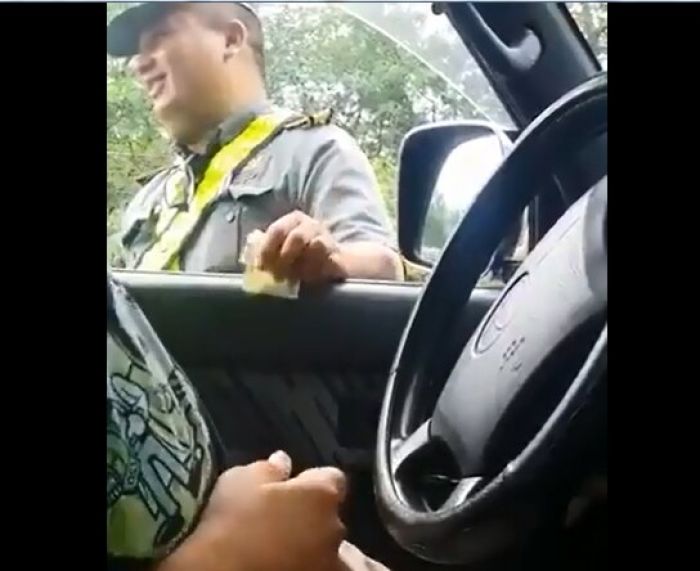 Director de Caminera insinúa que tendieron trampa a inspector coimero