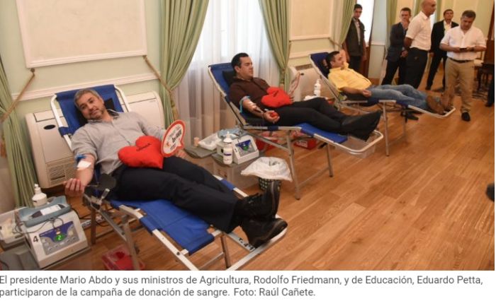 Mario Abdo dona sangre ante stock crítico en bancos de sangre