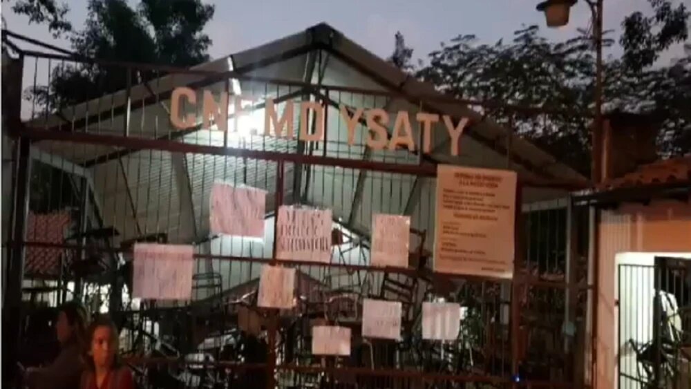 Alumnos toman el colegio Ysaty de Asunción y exigen salida de la directora