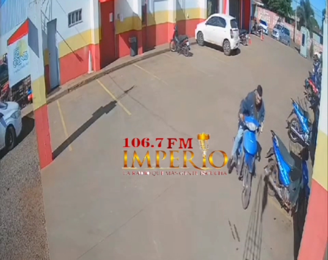 Cámara capta a un hombre hurtando una moto del estacionamiento de un supermercado