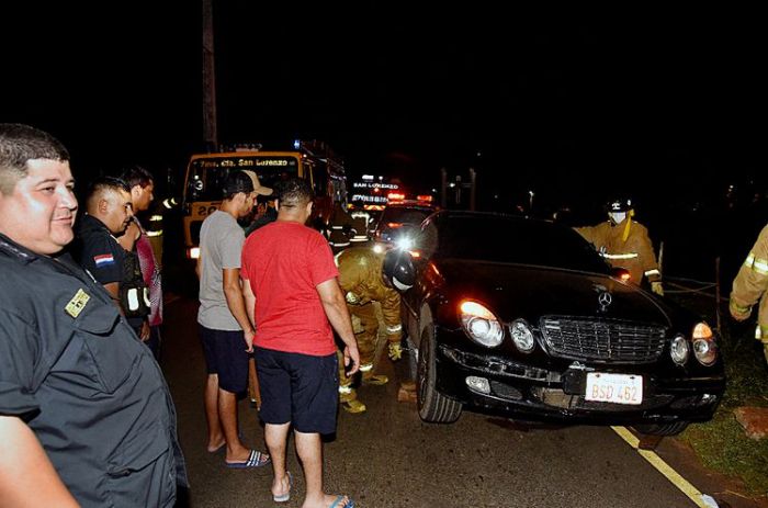 Se quedó dormido sobre una avenida y fue arrollado, pero sobrevivió