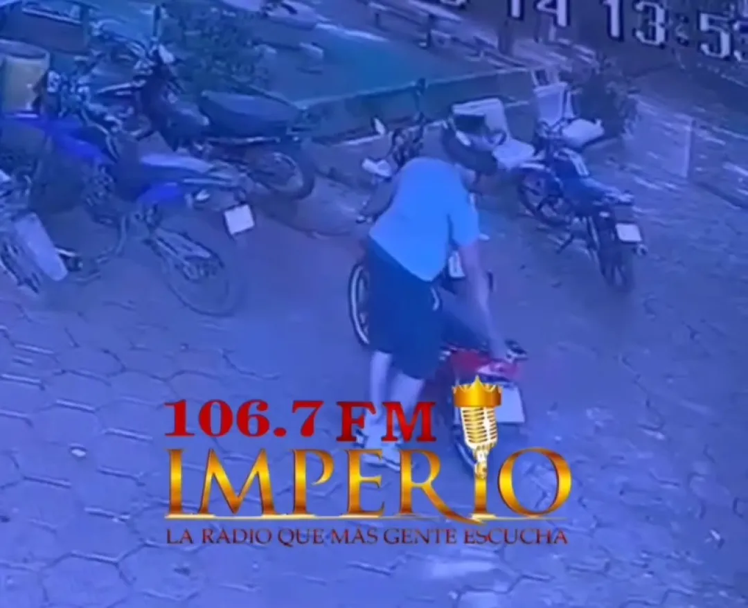 Roban motocicleta en estacionamiento del Hospital Regional