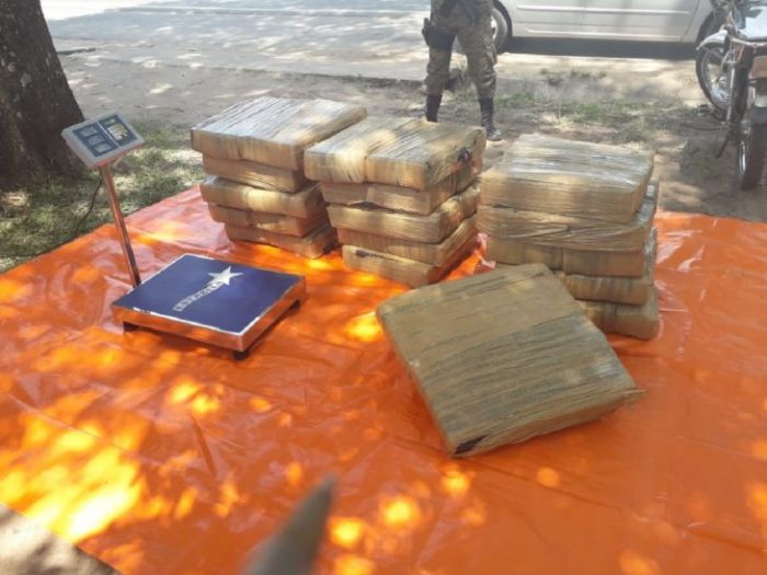 Cuatro aprehendidos con 449 kilos de marihuana en eembuc