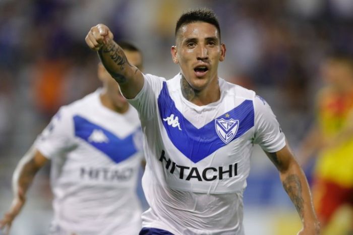 El Vélez vence al Aucas con un golazo de Ricardo Centurión