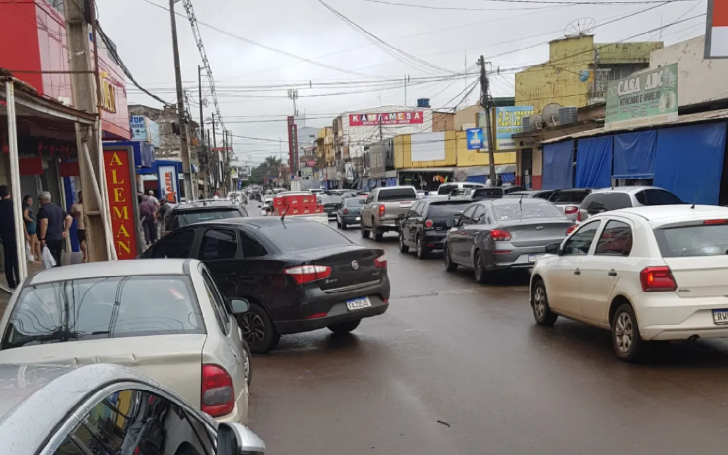 "Aluvión" de turistas en la frontera: El comercio respira con éxito, pero el tránsito colapsa en el centro