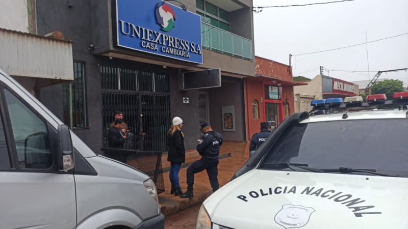 Desconocidos disparan contra el local de una casa cambiaria