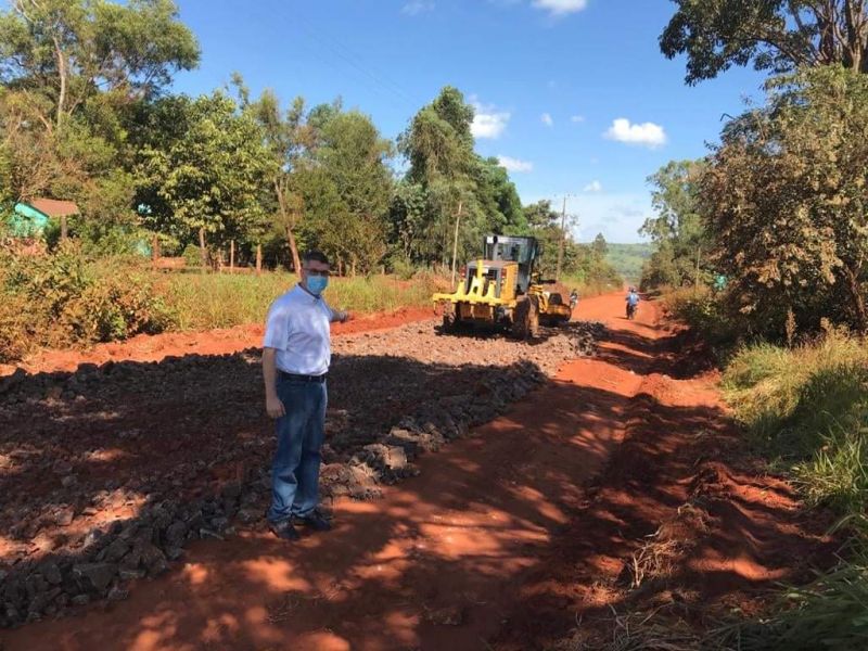 Realizan  trabajos de reparación de caminos  en colonia.