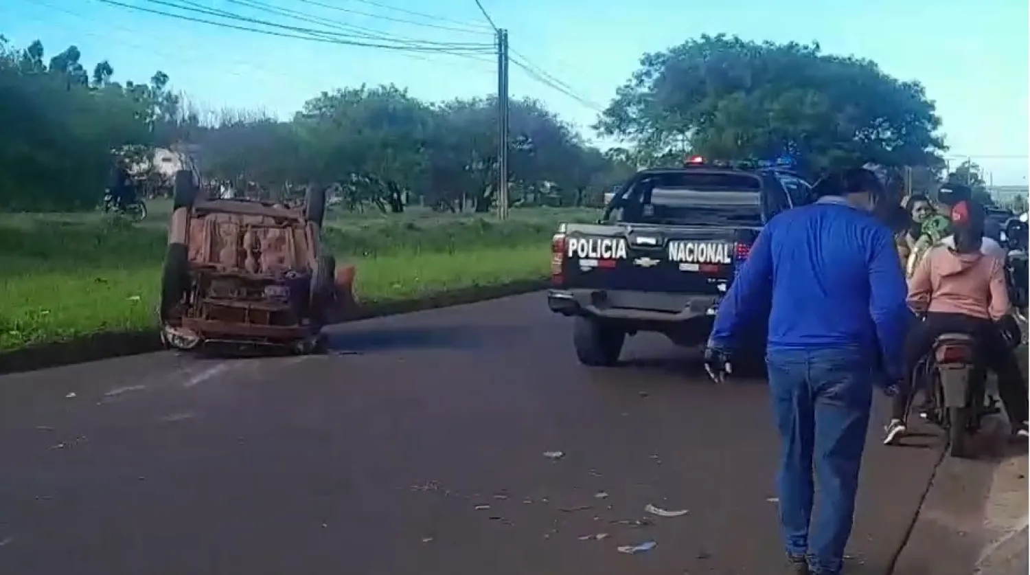 Distracción al volante provoca choque contra vehículo estacionado y  vuelco de uno de ellos  en la colectora Campeones del 65