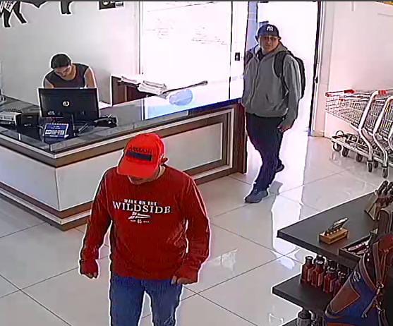 Violento asalto a un local comercial, uno de los ladrones intentó besar a cajera