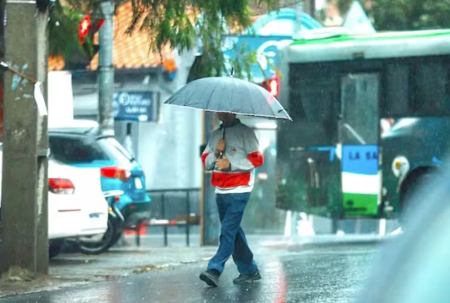 Ambiente caluroso, húmedo y con lluvias en gran parte del país