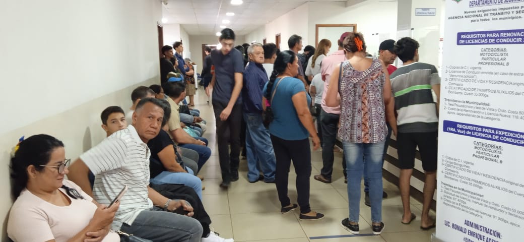 Conductores y propietarios de vehículos acuden en masa al Dpto. de Tránsito