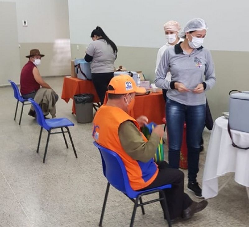 A las vacunas Anticovid, la volvieron  “polivalente”