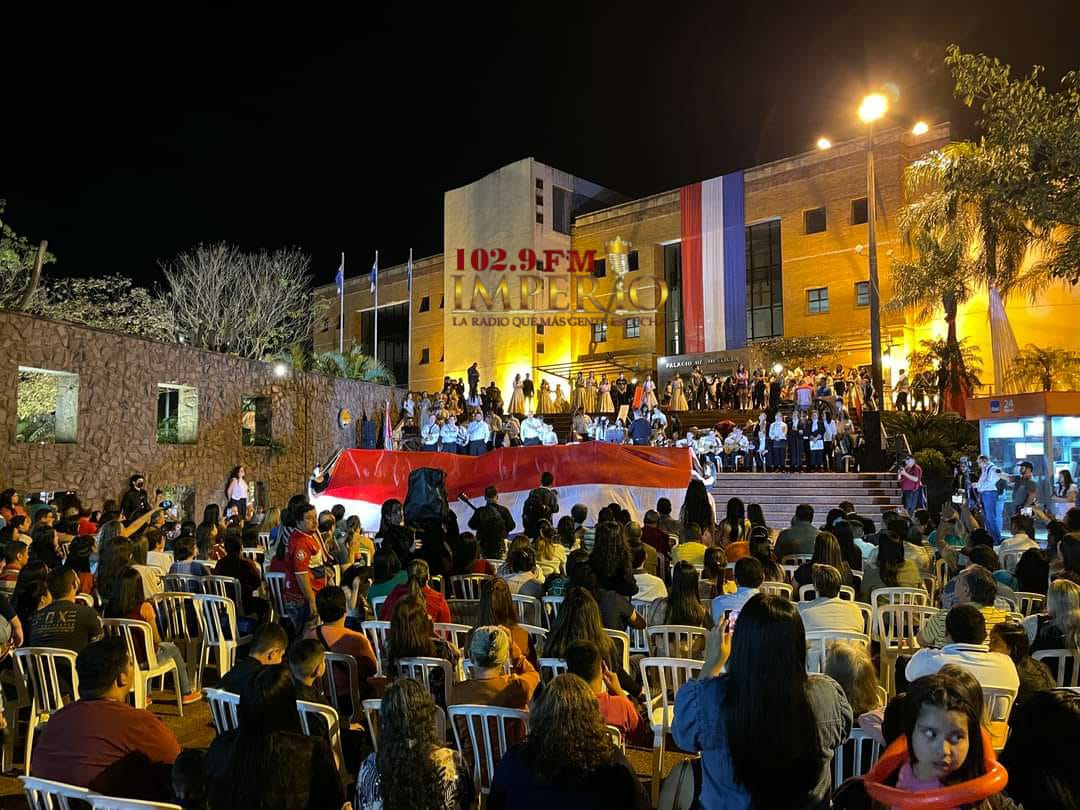 Hermosa noche folklórica se vivió en la explanada del Palacio de Justicia