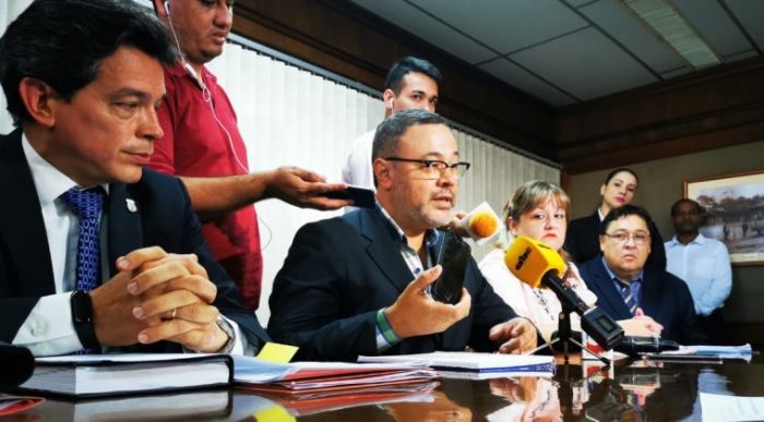¿Celulares de 7 millones para cada concejal?: Tras la ira ciudadana desactivan `plan´