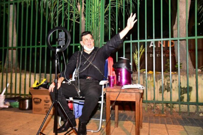 Senador se encadena contra "estafa masiva" de ANDE y pide exoneración