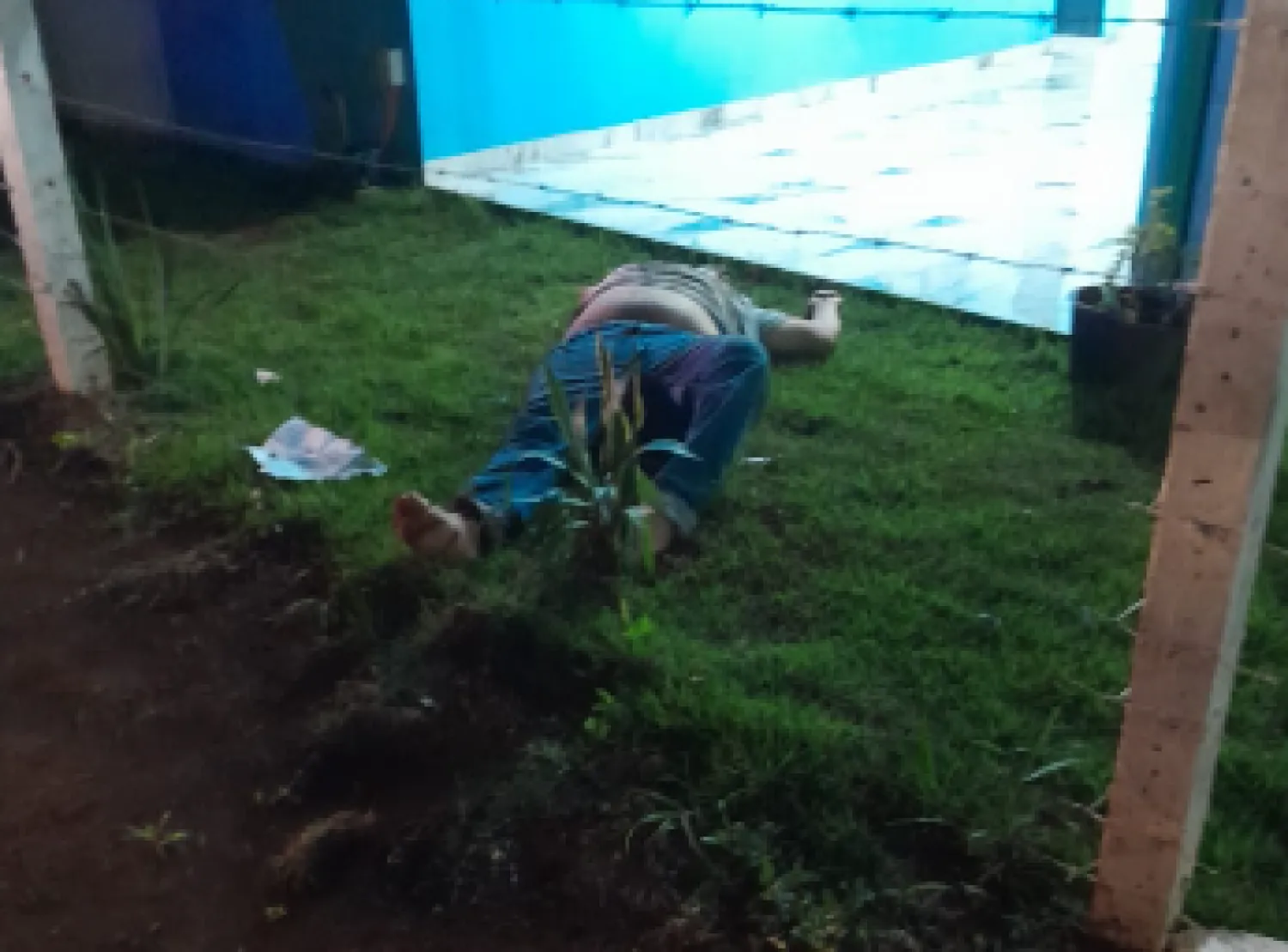 Sicarios ejecutan a un hombre en su propio patio y dejan una macabra amenaza