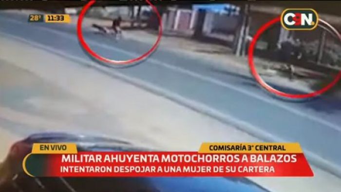 VIDEO:Militar repele a motochorros a balazos