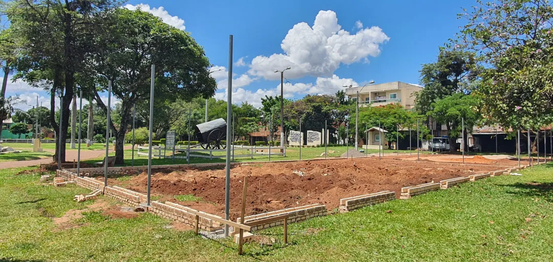 Violando una Ordenanza de “no innovar”, Universidad construye canchas de vóley de arena en espacio histórico