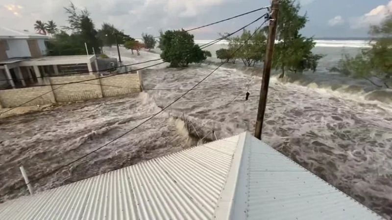 Alerta de tsunami en EE.UU tras europción de volcán en Tonga