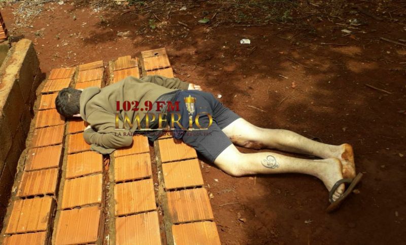 Encuentran sin vida a un hombre con heridas de arma blanca y de arma de fuego