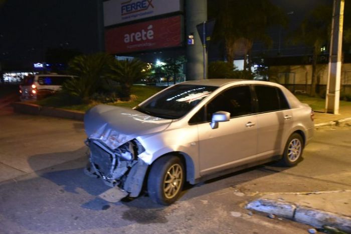 Vehículo chocó contra ambulancia que transportaba un herido grave