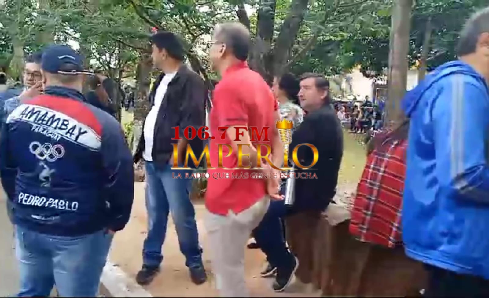 Docentes se movilizan sobre la ruta PY05 contra la Ley de carrera civil