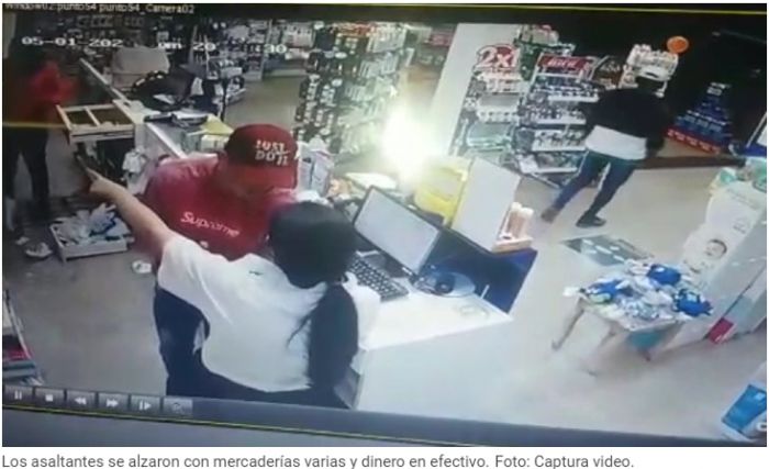 Motoasaltantes se alzan con dinero y perfumes de una farmacia