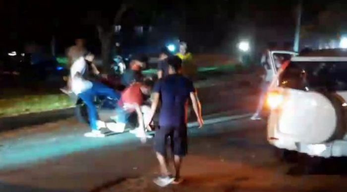 Turba de motociclistas casi mata a golpes a conductor durante carrera clandestina