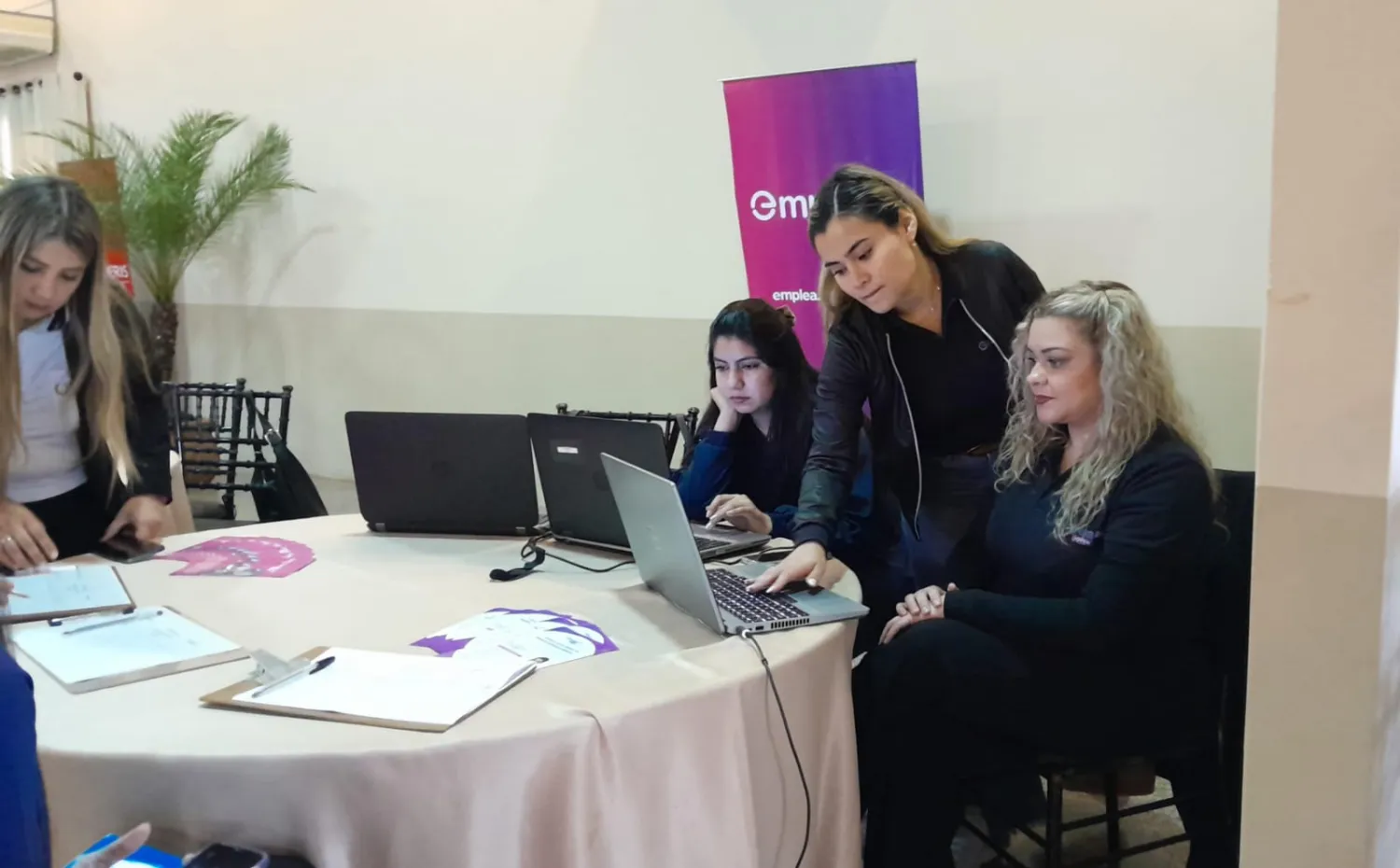 Fila de postulantes en la Expo Empleo Amambay 2025