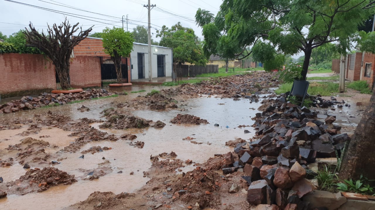 Empedrado, compactadora y transitar por caminos de tierra con lluvia, una mala combinación