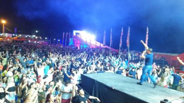 Una multitud celebra la fiesta Hawaiana de Pilar