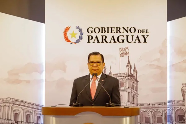 Santiago Peña promulga ley que transfiere programa de adultos mayores a Desarrollo Social
