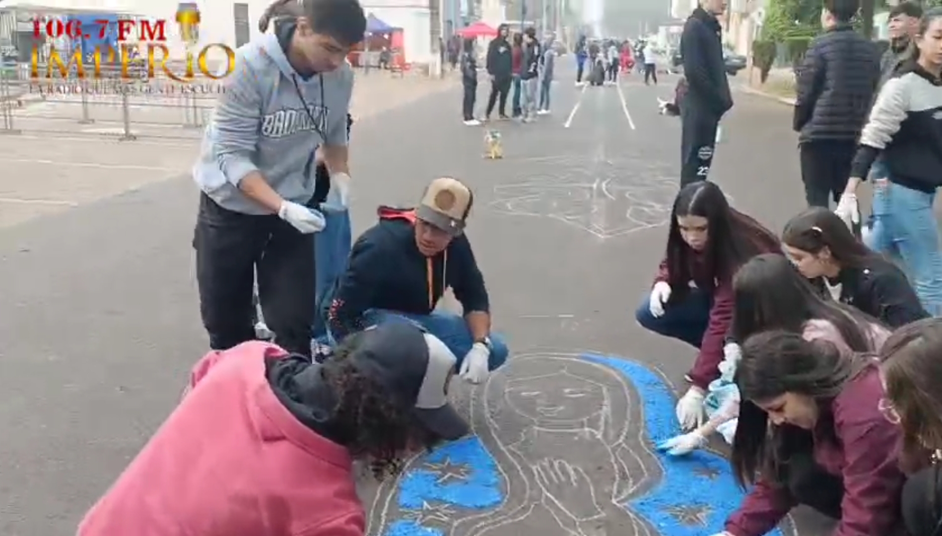 Preparan alfombras para la procesión por el día de Nuestra Señora del Perpetuo Socorro