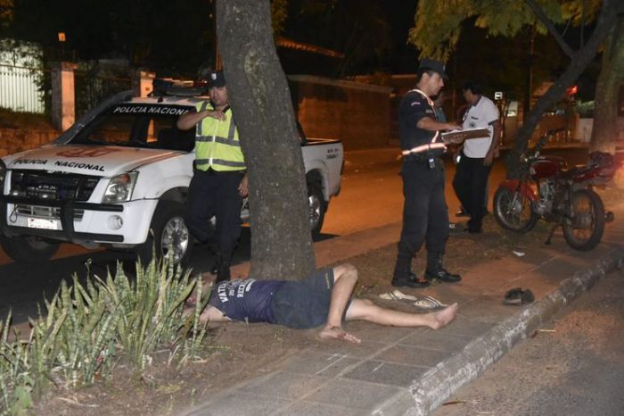 Motociclista queda lesionado tras chocar contra un árbol