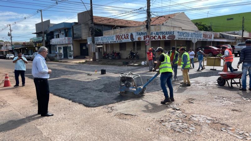 Comuna realiza bacheo en importante arteria de la ciudad