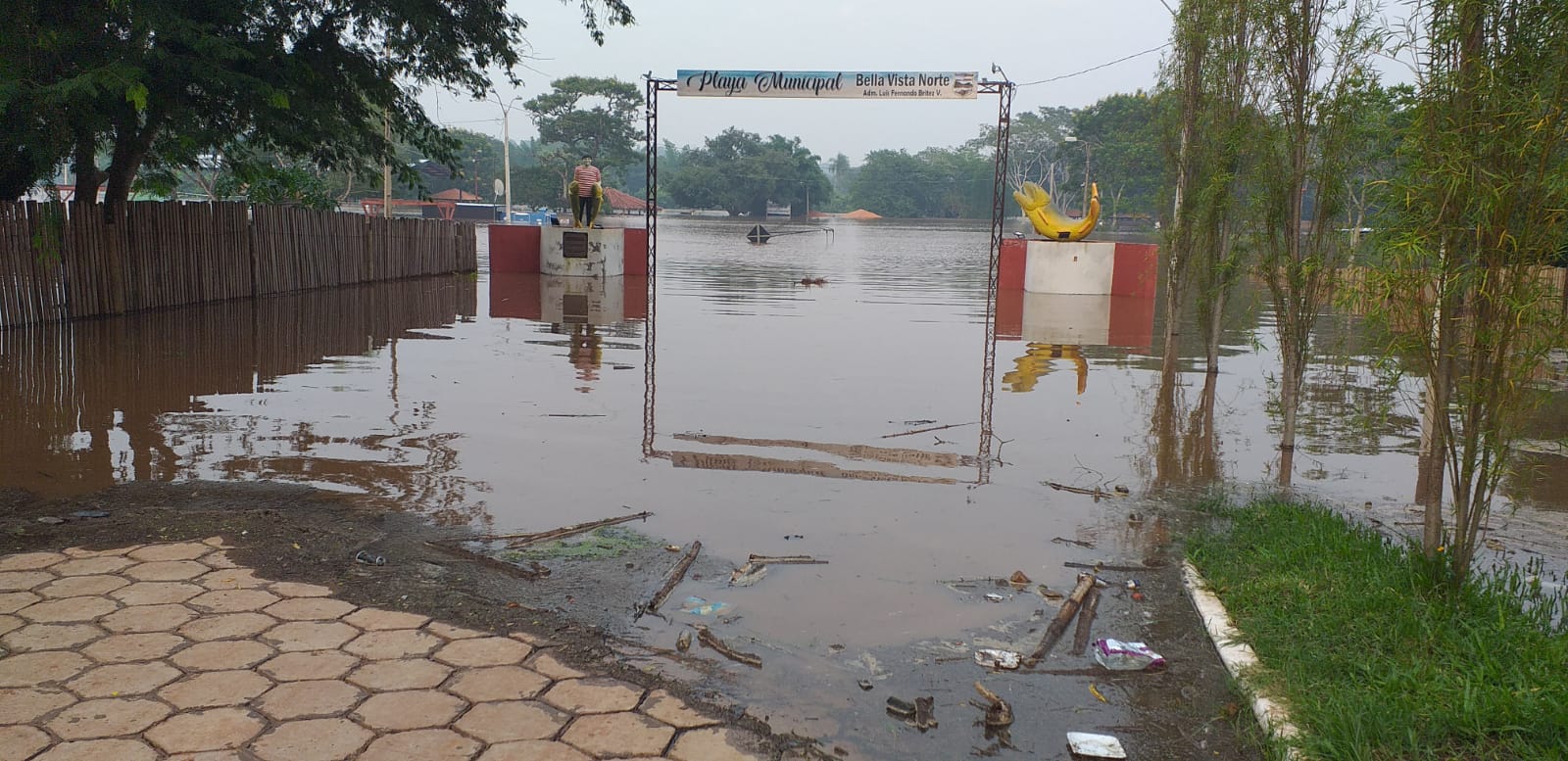 Desborde del río Apa inundó un barrio entero en Bella Vista Norte