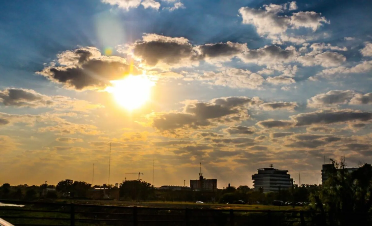 Sábado con ambiente caluroso y chaparrones aislados