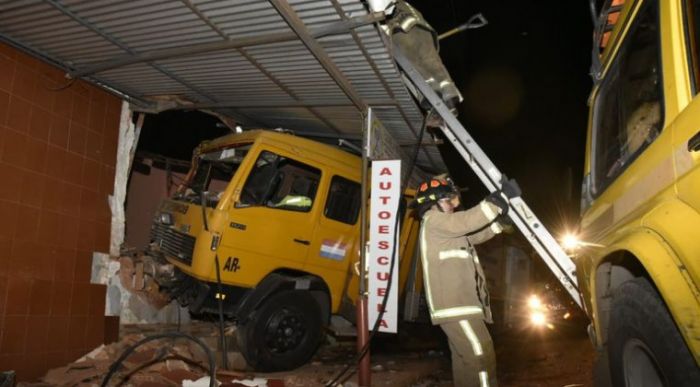 Carro de bomberos chocó contra escuela de conducción