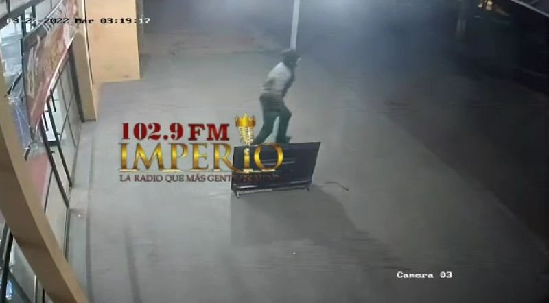Falta de coordinación entre delincuentes y alarma evitaron hurto en un local comercial